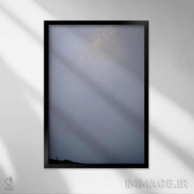 تابلو یک نفر تنها زیر دیوارهٔ شمالی عظیم آما دابلوم در مه، پوکالده بیسی، خومبو، نپال اثر الکس بیوس - نمای قابدار مشکی