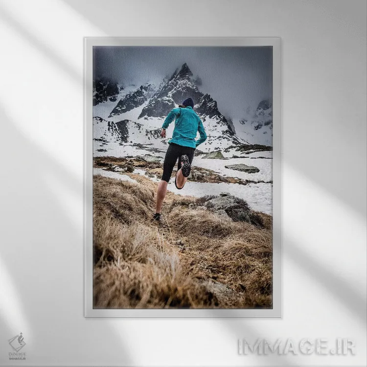 تابلو دوندهٔ مسیر در پلن د لایگوئی، شامونی، فرانسه اثر الکس بیوس - نمای قابدار سفید