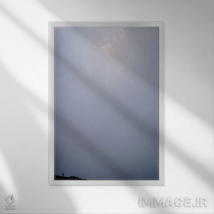 تابلو یک نفر تنها زیر دیوارهٔ شمالی عظیم آما دابلوم در مه، پوکالده بیسی، خومبو، نپال اثر الکس بیوس - نمای قابدار سفید