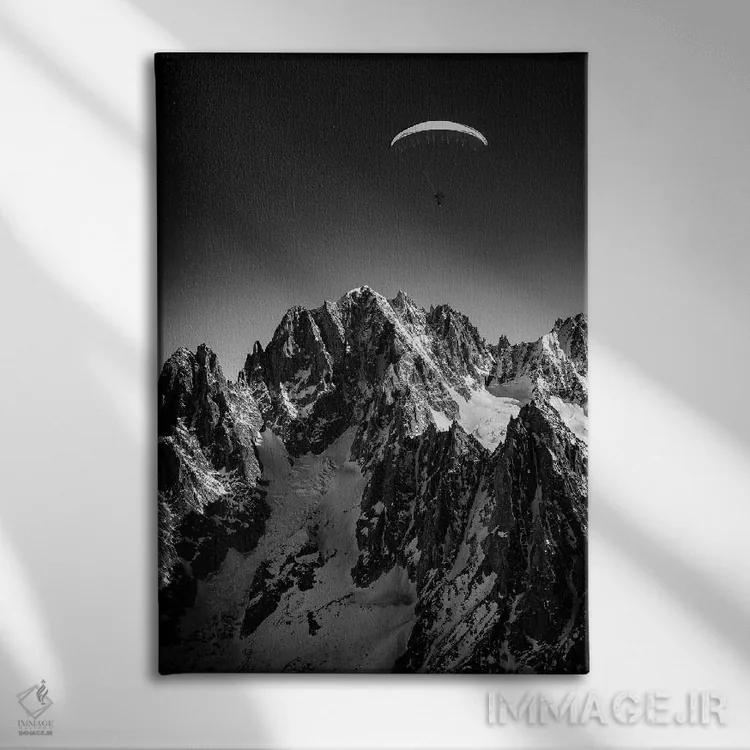 تابلو یک پاراگلایدر بر فراز واله بلانش، شامونی، فرانسه اثر الکس بیوس - نمای روبهرو روی دیوار