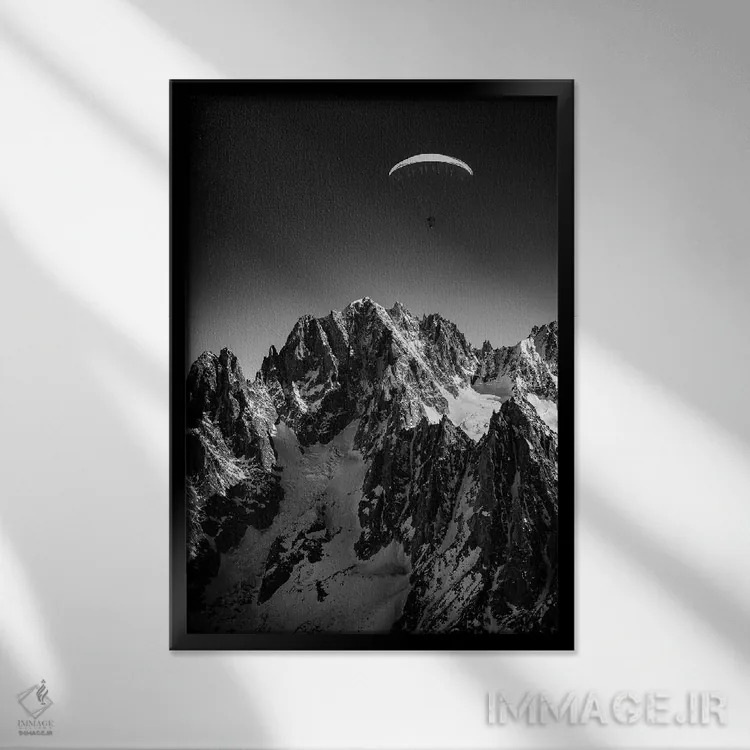 تابلو یک پاراگلایدر بر فراز واله بلانش، شامونی، فرانسه اثر الکس بیوس - نمای قابدار مشکی