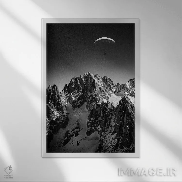 تابلو یک پاراگلایدر بر فراز واله بلانش، شامونی، فرانسه اثر الکس بیوس - نمای قابدار سفید