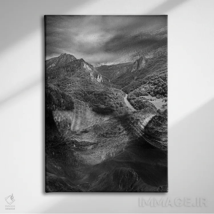 تابلو کوه اثر تاتیانا آمرِین - نمای روبهرو روی دیوار