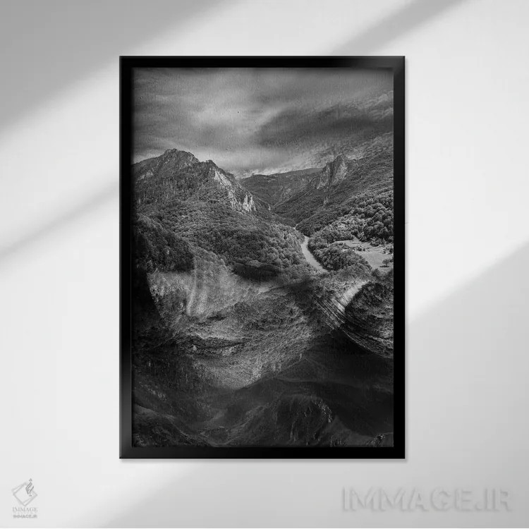 تابلو کوه اثر تاتیانا آمرِین - نمای قابدار مشکی