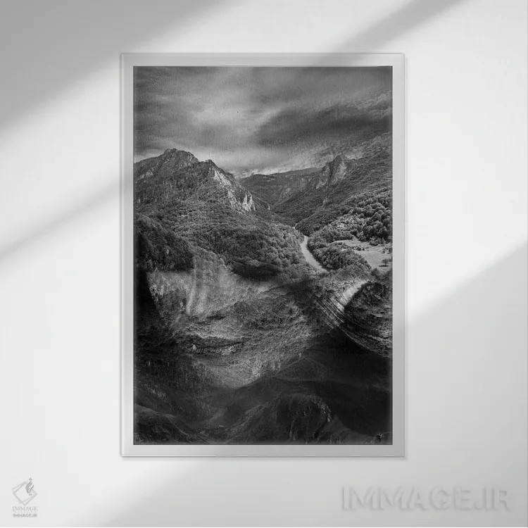 تابلو کوه اثر تاتیانا آمرِین - نمای قابدار سفید