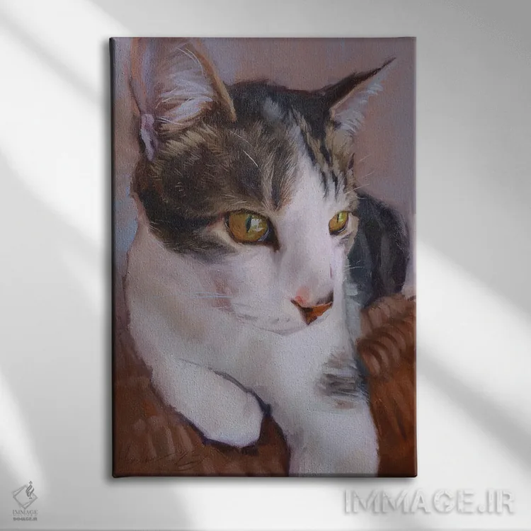 تابلو پرترهٔ گربهٔ سفید و خاکستری اثر الکس مووچون - نمای روبهرو روی دیوار
