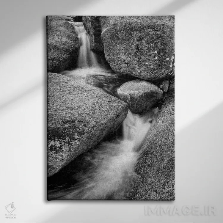 تابلو آمریکا، نیوهمپشایر، کوههای سفید، جریان بروک لوسی کنار صخرههای گرانیتی ۱ اثر آن کالینز - نمای روبهرو روی دیوار