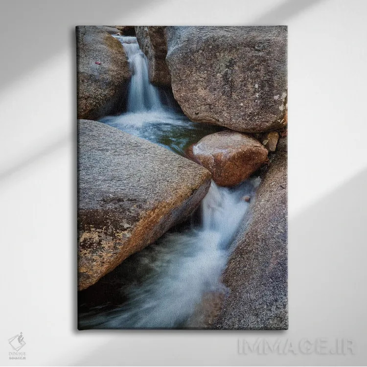 تابلو آمریکا، نیوهمپشایر، کوههای سفید، جریان بروک لوسی کنار صخرههای گرانیتی ۲ اثر آن کالینز - نمای روبهرو روی دیوار