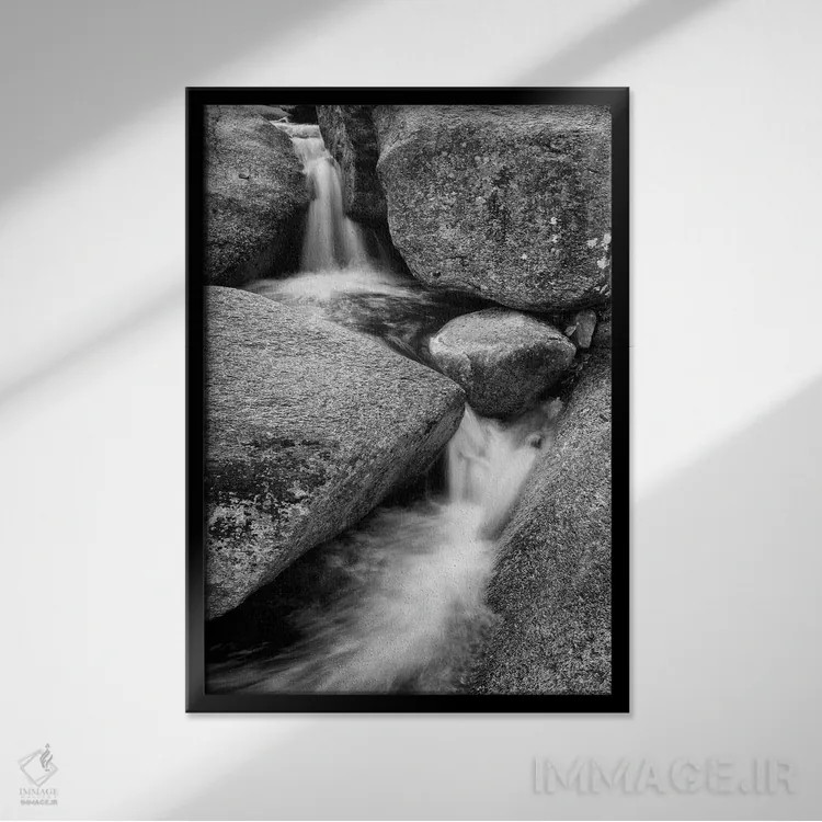 تابلو آمریکا، نیوهمپشایر، کوههای سفید، جریان بروک لوسی کنار صخرههای گرانیتی ۱ اثر آن کالینز - نمای قابدار مشکی