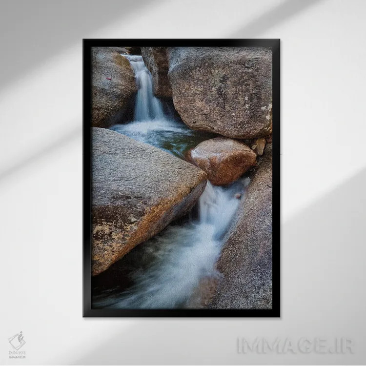 تابلو آمریکا، نیوهمپشایر، کوههای سفید، جریان بروک لوسی کنار صخرههای گرانیتی ۲ اثر آن کالینز - نمای قابدار مشکی