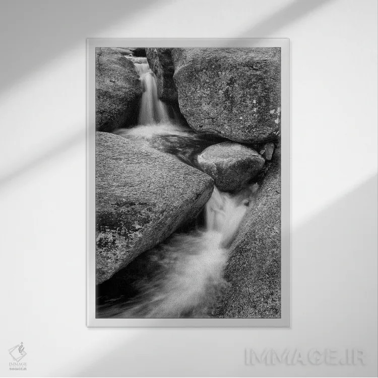 تابلو آمریکا، نیوهمپشایر، کوههای سفید، جریان بروک لوسی کنار صخرههای گرانیتی ۱ اثر آن کالینز - نمای قابدار سفید