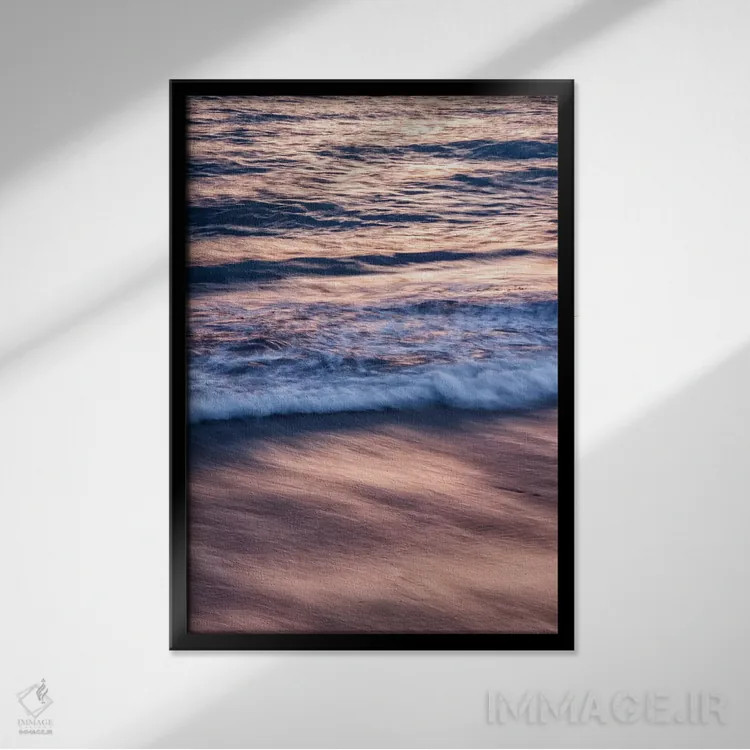 تابلو آمریکا، کالیفرنیا، لاجویا، انعکاس رنگ غروب در امواج ساحل ویندانسی اثر آن کالینز - نمای قابدار مشکی