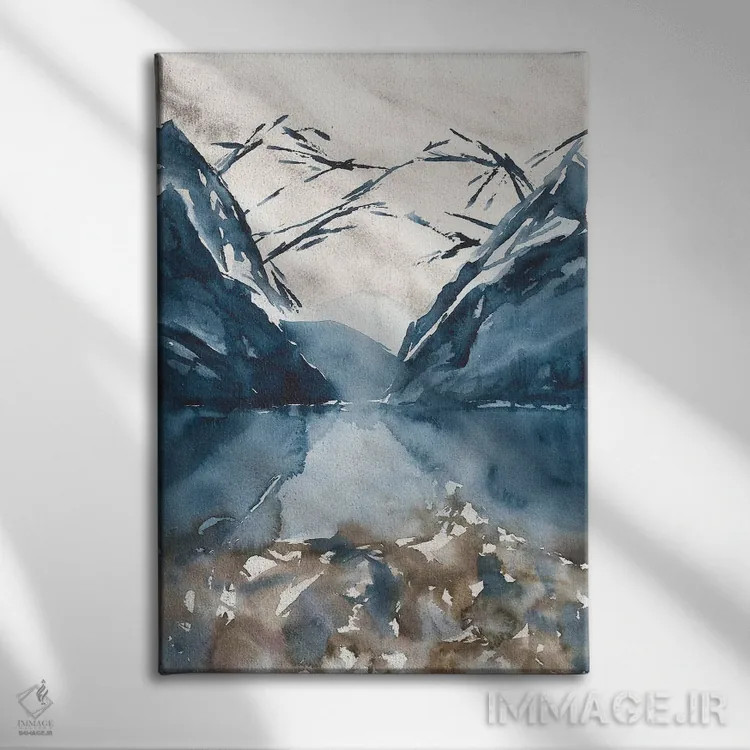 تابلو کوهها با آبرنگ، منظرهٔ آبی اثر آنا اوز - نمای روبهرو روی دیوار