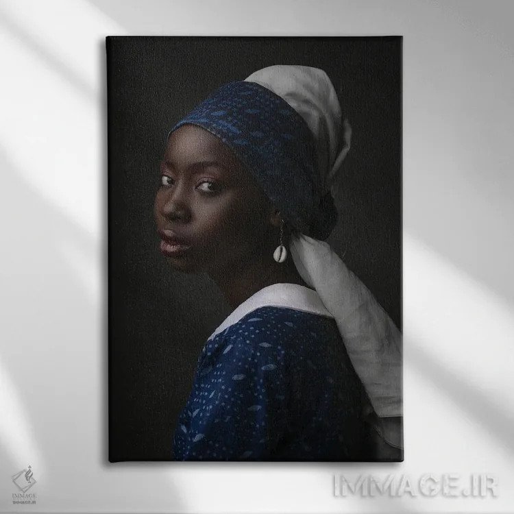 تابلو بانویی با گوشوارههای صدفی اثر آدنیران آدسانیا - نمای روبهرو روی دیوار