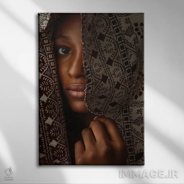 تابلو زن مرموز اثر آدنیران آدسانیا - نمای روبهرو روی دیوار