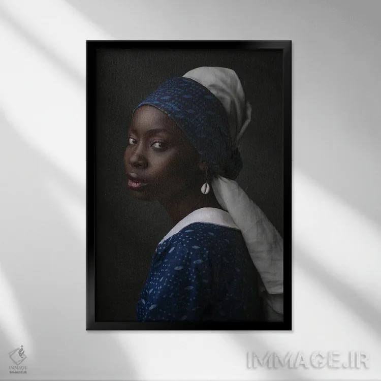 تابلو بانویی با گوشوارههای صدفی اثر آدنیران آدسانیا - نمای قابدار مشکی