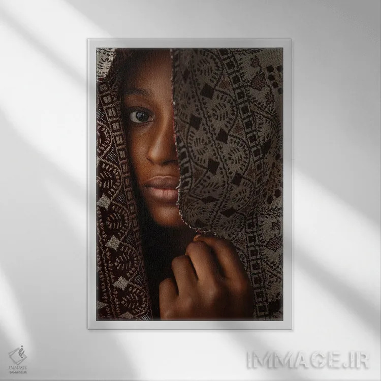 تابلو زن مرموز اثر آدنیران آدسانیا - نمای قابدار سفید