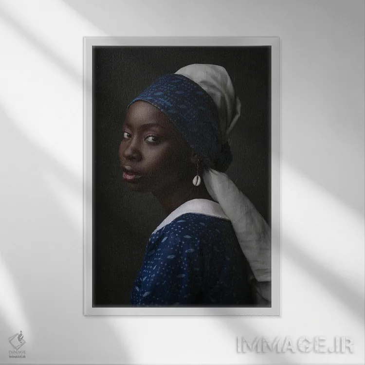 تابلو بانویی با گوشوارههای صدفی اثر آدنیران آدسانیا - نمای قابدار سفید