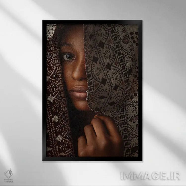 تابلو زن مرموز اثر آدنیران آدسانیا - نمای قابدار مشکی