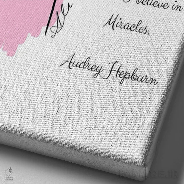 تابلو به رنگ صورتی ایمان دارم اثر آلیسون پِتری - نمای نزدیک بافت بوم