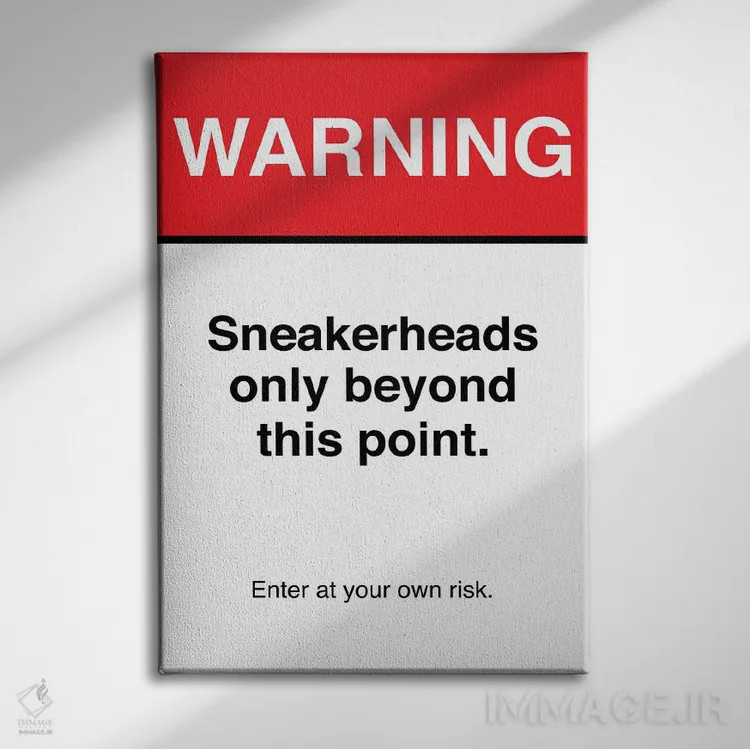 تابلو علامت هشدار اثر آویسیکس - نمای روبهرو روی دیوار