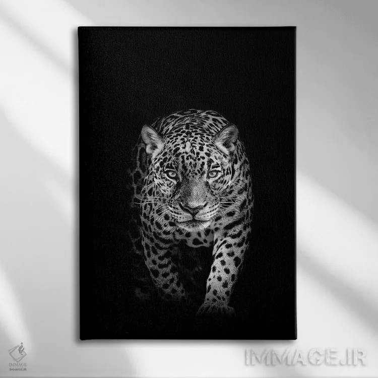 تابلو پلنگ در حال کمین (سیاه و سفید) اثر آدریان ویریو - نمای روبهرو روی دیوار