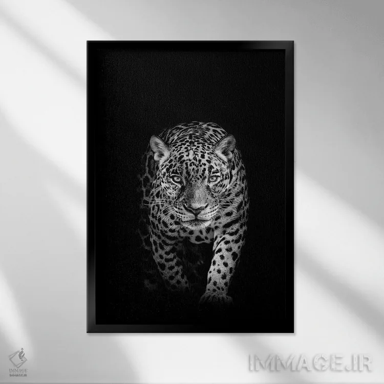 تابلو پلنگ در حال کمین (سیاه و سفید) اثر آدریان ویریو - نمای قابدار مشکی