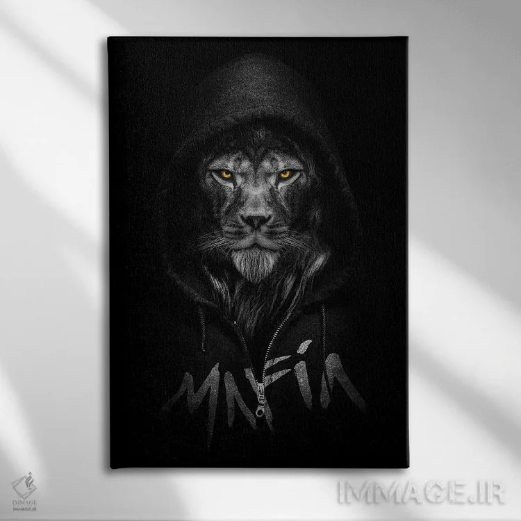 تابلو شیر با سویشرت کلاهدار نوشته "مافیا" اثر آدریان ویریو - نمای روبهرو روی دیوار