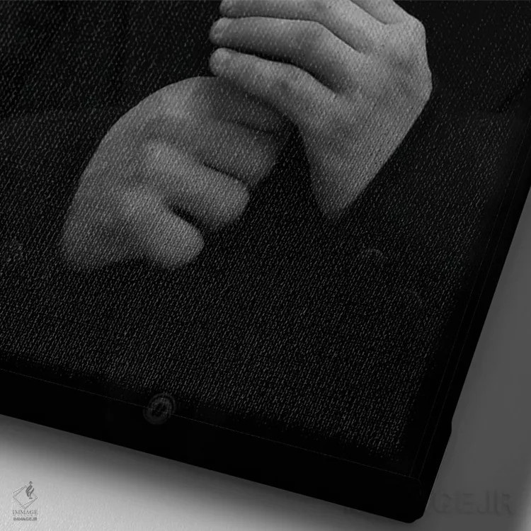 تابلو مرد به شکل شیر با کلاه در حال روشن کردن سیگار، سیاهوسفید (فانتزی) اثر آدریان ویریو - نمای نزدیک بافت بوم