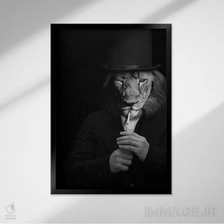 تابلو مرد به شکل شیر با کلاه در حال روشن کردن سیگار، سیاهوسفید (فانتزی) اثر آدریان ویریو - نمای قابدار مشکی