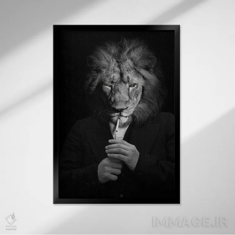 تابلو مرد به شکل شیر در حال روشن کردن سیگار، سیاهوسفید (فانتزی) اثر آدریان ویریو - نمای قابدار مشکی
