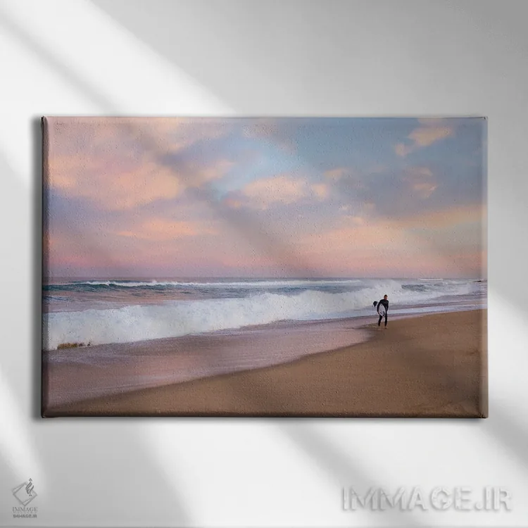 تابلو موجسواری در گرگ و میش اثر اندرو لِوِر - نمای روبهرو روی دیوار