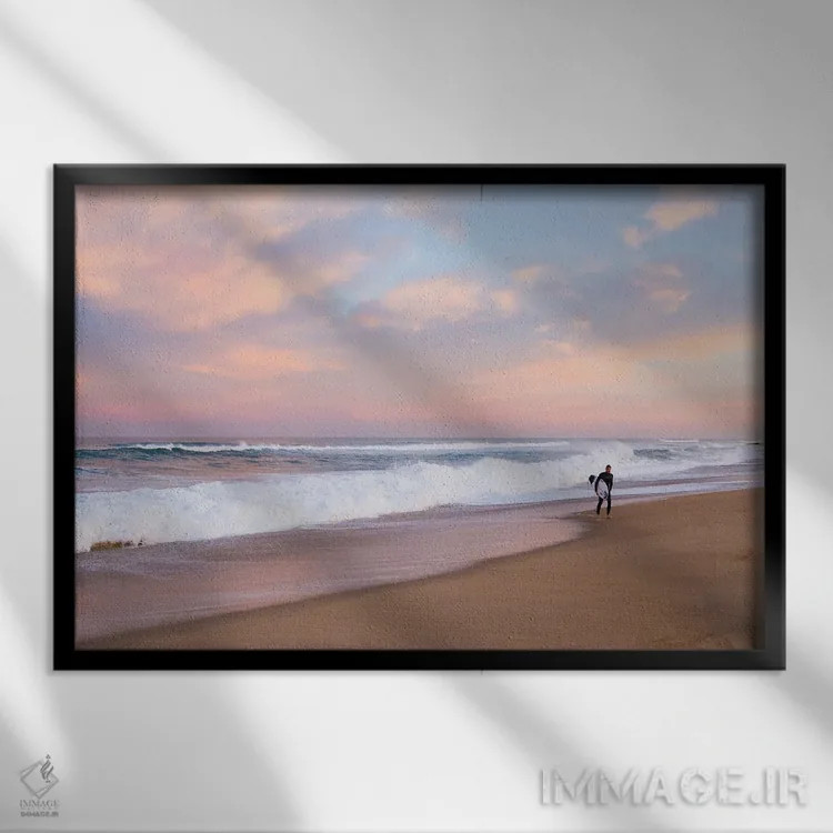 تابلو موجسواری در گرگ و میش اثر اندرو لِوِر - نمای قابدار مشکی