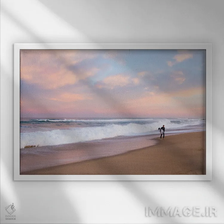 تابلو موجسواری در گرگ و میش اثر اندرو لِوِر - نمای قابدار سفید