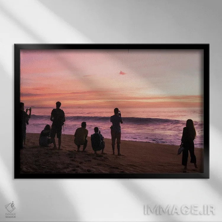 تابلو تماشا اثر اندرو لِوِر - نمای قابدار مشکی