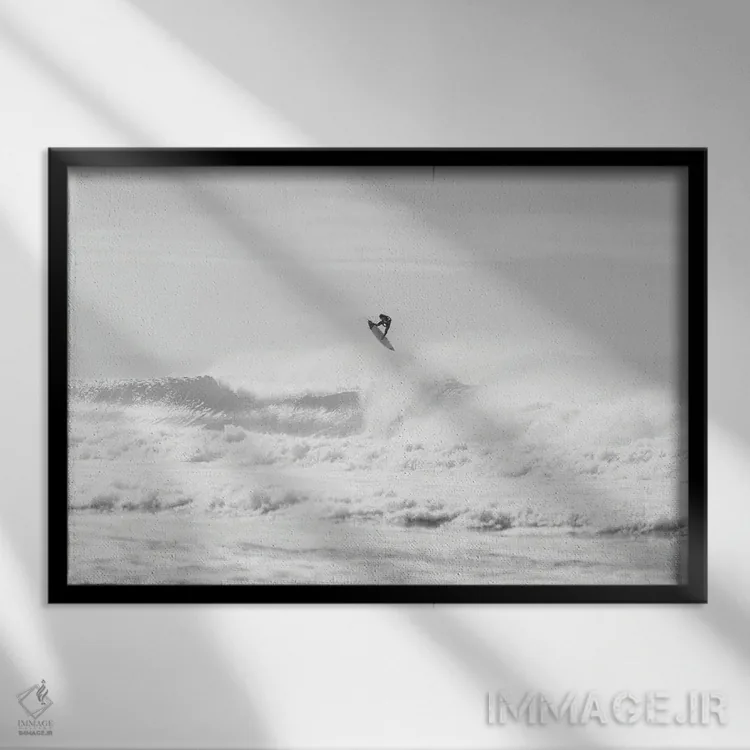 تابلو موجسوار جهنده اثر اندرو لِوِر - نمای قابدار مشکی