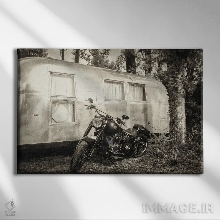 تابلو هارلی و ایراستریم (موتورسیکلت و کاروان) اثر اندرو لِوِر - نمای روبهرو روی دیوار