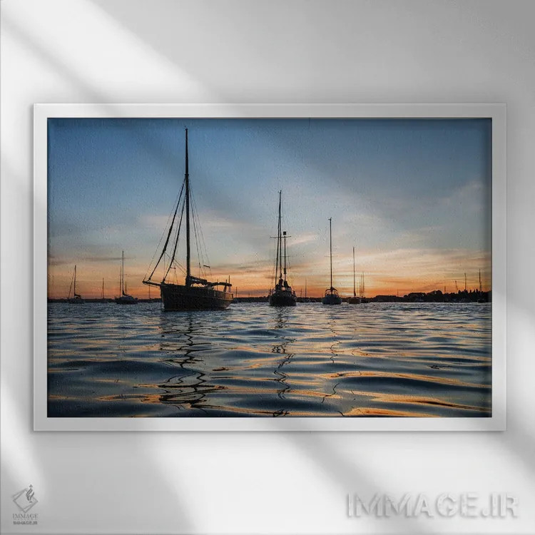 تابلو قایقرانی در غروب اثر اندرو لِوِر - نمای قابدار سفید