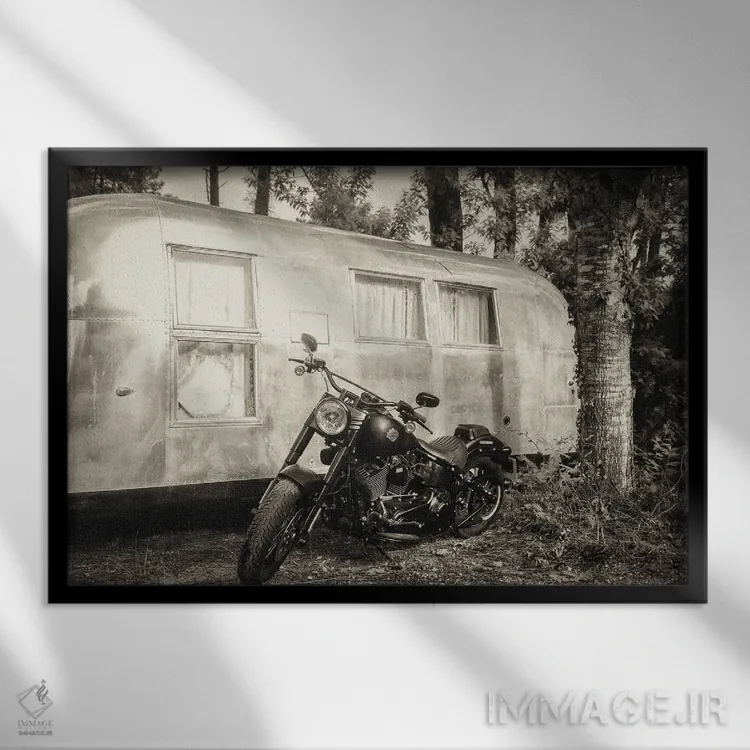 تابلو هارلی و ایراستریم (موتورسیکلت و کاروان) اثر اندرو لِوِر - نمای قابدار مشکی