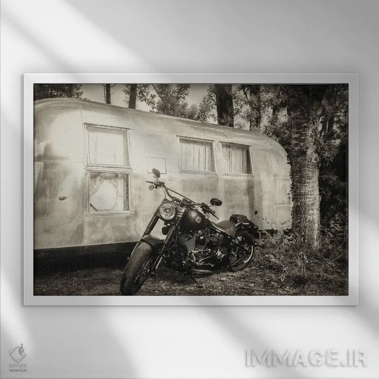 تابلو هارلی و ایراستریم (موتورسیکلت و کاروان) اثر اندرو لِوِر - نمای قابدار سفید