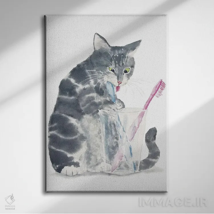 تابلو گربهٔ خاکستری راهراه که دندان میزند اثر آلکسی دیمیتریویچ شمیروف - نمای روبهرو روی دیوار