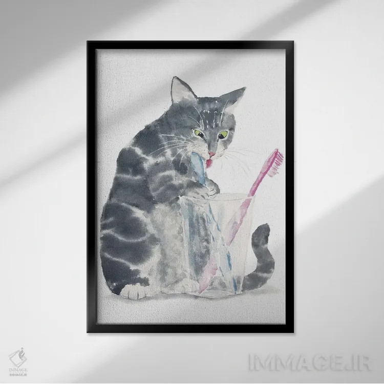 تابلو گربهٔ خاکستری راهراه که دندان میزند اثر آلکسی دیمیتریویچ شمیروف - نمای قابدار مشکی