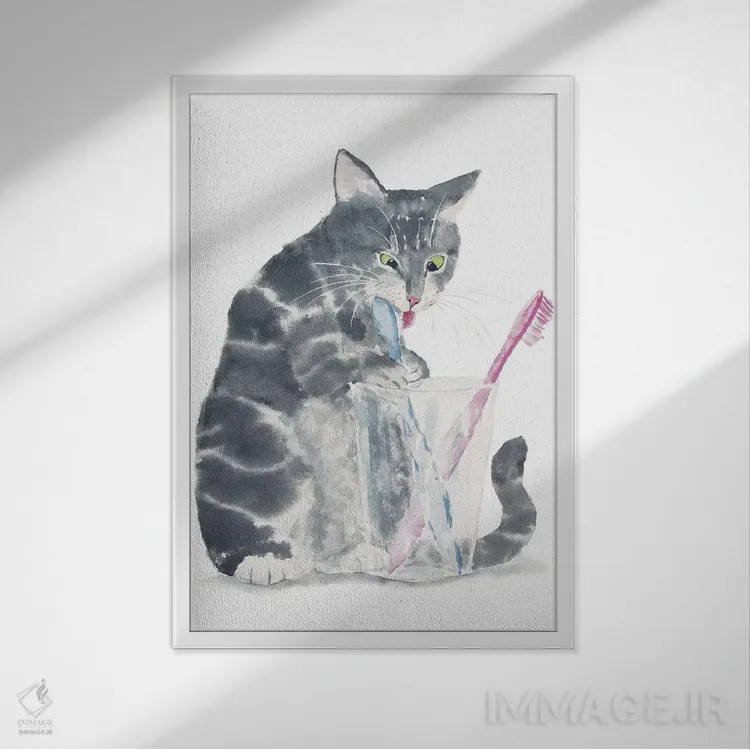 تابلو گربهٔ خاکستری راهراه که دندان میزند اثر آلکسی دیمیتریویچ شمیروف - نمای قابدار سفید