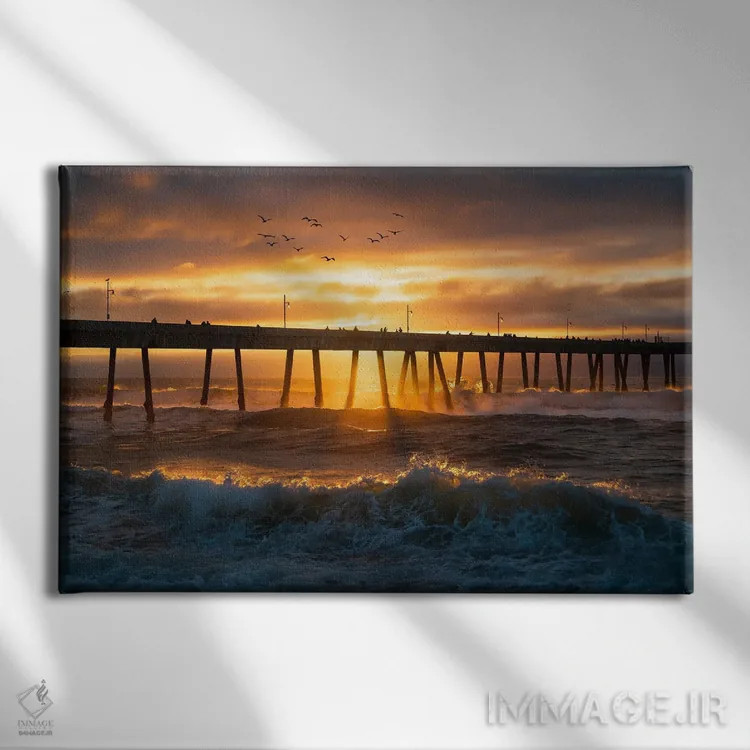 تابلو برخورد امواج به اسکلهی پاسیفیکا اثر الکساندر اسلاوتسکی - نمای روبهرو روی دیوار
