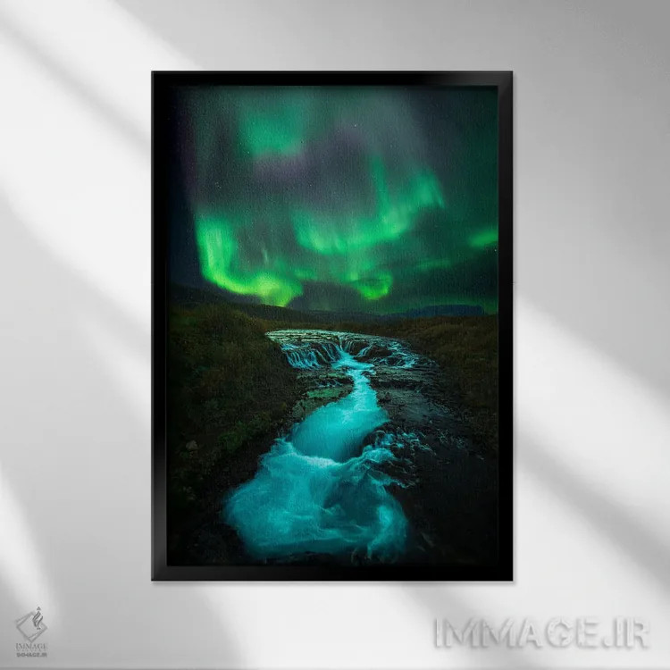 تابلو شفق قطبی بر فراز بروآرفوس ایسلند اثر الکساندر اسلاوتسکی - نمای قابدار مشکی