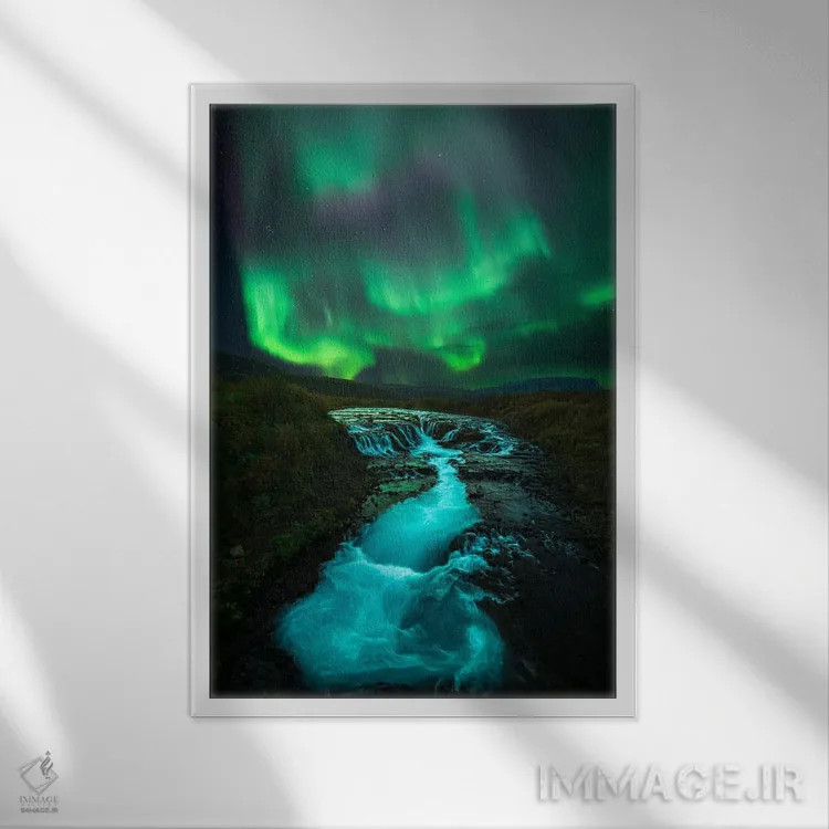 تابلو شفق قطبی بر فراز بروآرفوس ایسلند اثر الکساندر اسلاوتسکی - نمای قابدار سفید