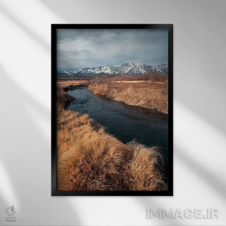 تابلو رودخانه اوونز با پسزمینهی کوههای سیرا شرقی اثر الکساندر اسلاوتسکی - نمای قابدار مشکی