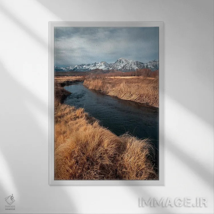 تابلو رودخانه اوونز با پسزمینهی کوههای سیرا شرقی اثر الکساندر اسلاوتسکی - نمای قابدار سفید