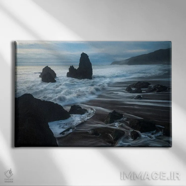 تابلو قلههای ساحل رودئو در یک روز طوفانی اثر الکساندر اسلاوتسکی - نمای روبهرو روی دیوار