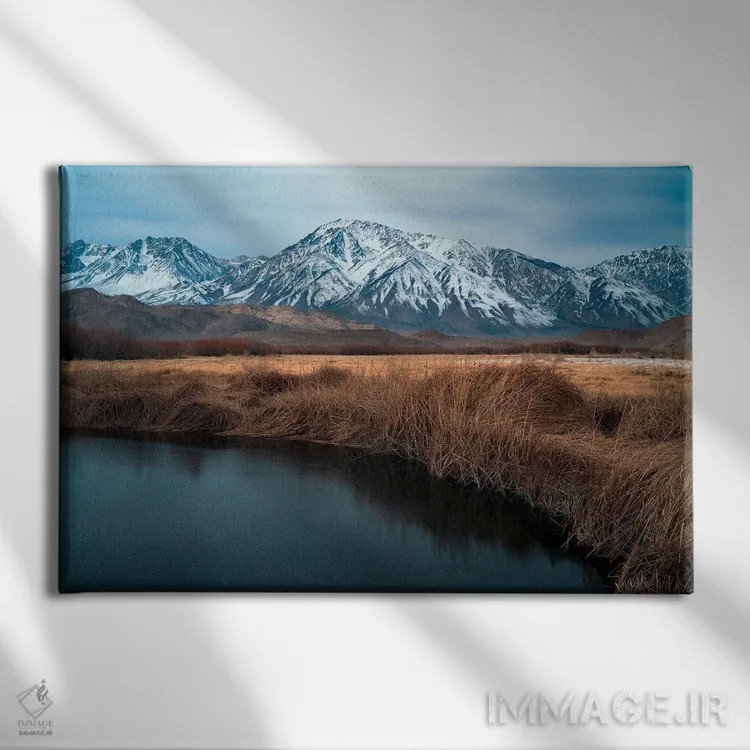 تابلو رودخانه اوونز و پسزمینه کوههای سیرا شرقی اثر الکساندر اسلاوتسکی - نمای روبهرو روی دیوار